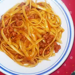 Špagete sa mlevenim mesom i lukom