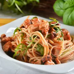 Italijanski sos za špagete sa paradajzom, piletinom i bosiljkom