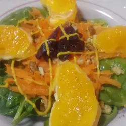 Egzotična salata sa bejbi spanaćem i pomorandžama