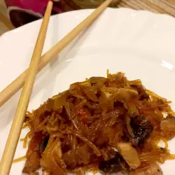Staklene špagete sa piletom, pečurkama i klicama Mung pasulja