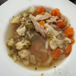 Supa od karfiola i brokolija sa ćurećim batakom