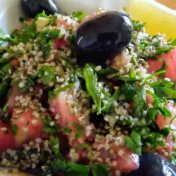 Zdrava Tabule salata sa roze paradajzom i semenom konoplje