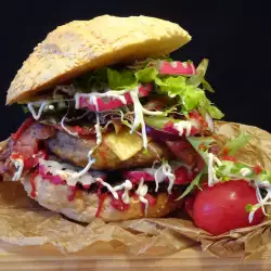 Tinejdžerski burger sa mega svinjskom ćuftom i hrskavim povrćem
