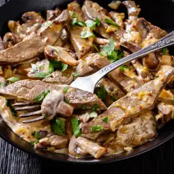 Džigerica Stroganov sa pečurkama i lukom