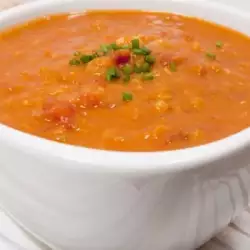 Supa od paradajza sa crvenim sočivom