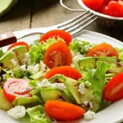 Prolećna salata sa paradajzom