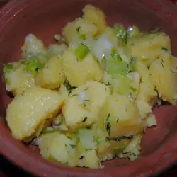 Zimska topla krompir salata sa prazilukom