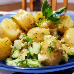 Topla salata od mladih krompirića i krastavca