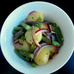 Topla salata od mladih krompirića i zelene boranije