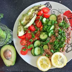 Ređana salata sa tunom i avokadom