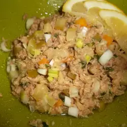 Salata sa tunjevinom i kiselim krastavčićima