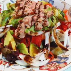 Salata sa tunjevinom i maslinama