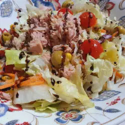 Ajsberg salata sa tunjevinom i kinoom