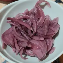 Turšija od crvenog luka sa slačicom