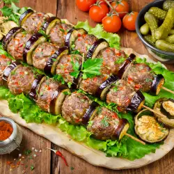 Šiš kebap (ražnjić) sa patlidžanom i ćufticama na turski način