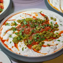 Tursko meze sa kiselim mlekom i ljutim paprikama