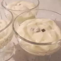 Domaći krem od vanile sa parčićima čokolade