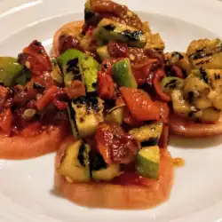 Vegan salata sa mnogo povrća i dresingom
