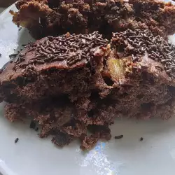 Veganski čokoladni kolač sa slatkom od ananasa