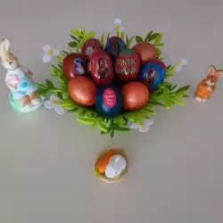 Uskršnja jaja farbana u lukovini