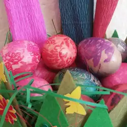Šarena uskršnja jaja sa krep papirom