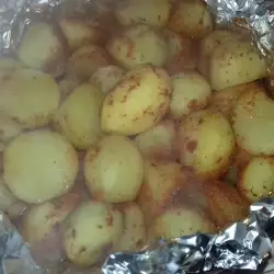 Dinstani krompir sa alevom paprikom u foliji