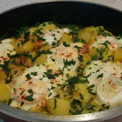 Kuvani krompir pod poklopcem sa jajima