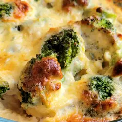 Vegetarijansko zapečeno jelo od brokolija i plavog sira