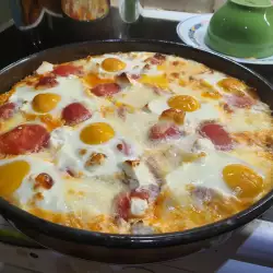 Zapečeno jelo od paradajza sa jajima i sirom