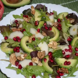 Zelena salata sa kruškom, narom i avokadom