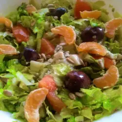Bogata zelena salata s mandarinama i plavim sirom