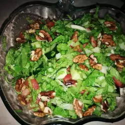 Zelena salata sa orasima i dresingom