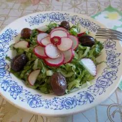 Prolećna salata sa grčkim maslinama