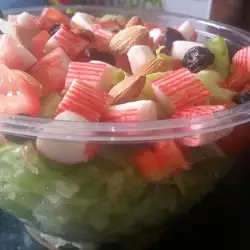 Zelena salata sa surimi štapićima i suvim grožđem