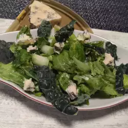 Zelena salata sa keljom i plavim sirom