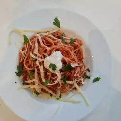 Špagete sa crvenim povrćem