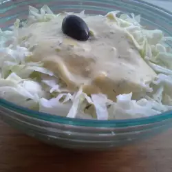 Kupus salata sa sosom od belog luka