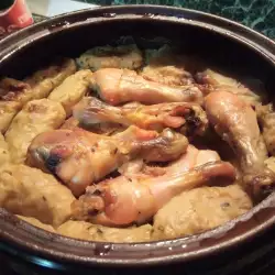 Sarmice od kupusa u glinenoj posudi sa piletinom i svinjetinom