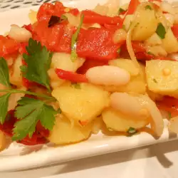 Zimska krompir salata sa pečenim paprikama i pasuljem