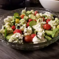 Salata sa krastavcem i čeri paradajzom
