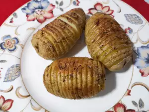 Krompir haselbak (Hasselback potatoes)