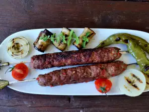 Adana kebap sa telećim i jagnjećim mlevenim mesom