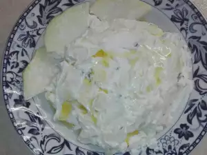 Salata se kelerabom i ceđenim kiselim mlekom