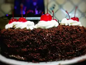 Klasična torta Crna šuma (Black Forest Cake)