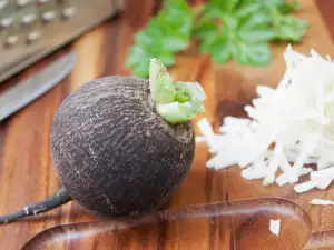 Ovaj bakin recept sa crnom rotkvom leči kašalj i grlobolju