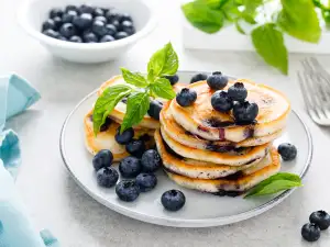 Vazdušaste američke palačinke sa svežim borovnicama