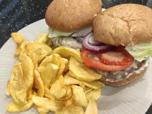 Goveđi burger u integralnoj lepinji sa pomfritom