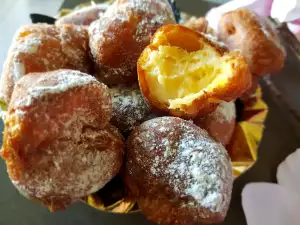 Bunjuelos sa kremom (Buñuelos rellenos de crema)