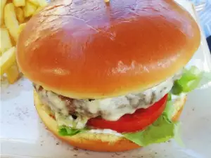 Burger sa pilećom pljeskavicom