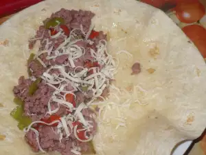 Burito sa mlevenim mesom i paprikama